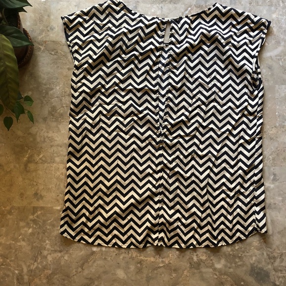 Chevron pattern black and cream top - Picture 4 of 4